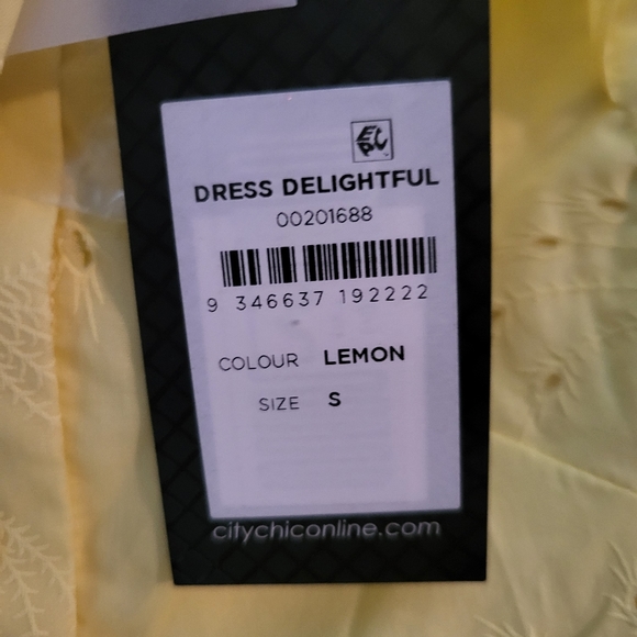 Women's Plus Size Dress Delightful in lemon - Picture 3 of 4